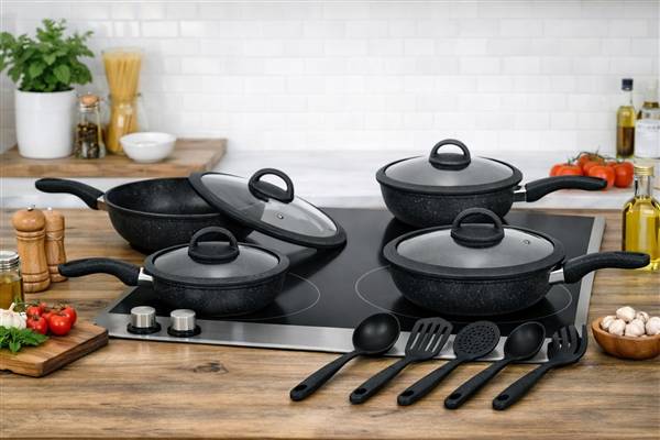 HOME BAVARIA SET PADELLE 13PZ NERE 20/24/28/32CM CON COPERCHI IN VETRO E MESTOLI