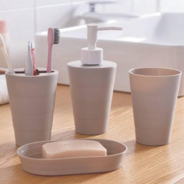 PRATIKO SET DA BAGNO IN PLASTICA 4PZ. 